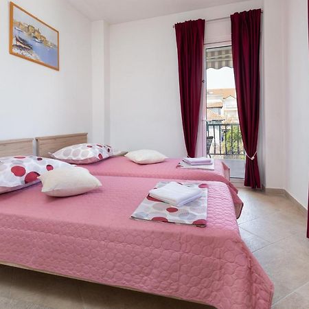 Cozy 1-Bedroom Apartment Near The Center Of Trogir Extérieur photo