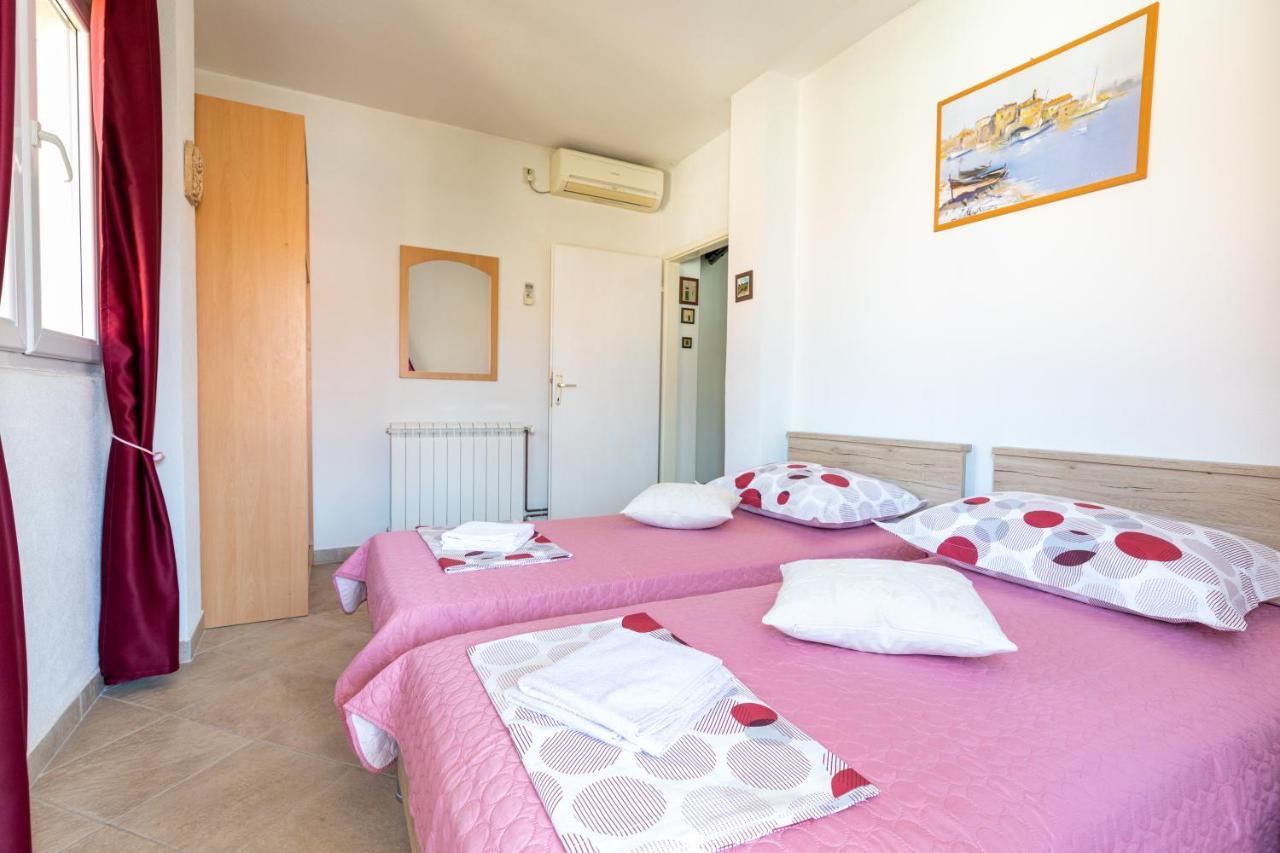 Cozy 1-Bedroom Apartment Near The Center Of Trogir Extérieur photo