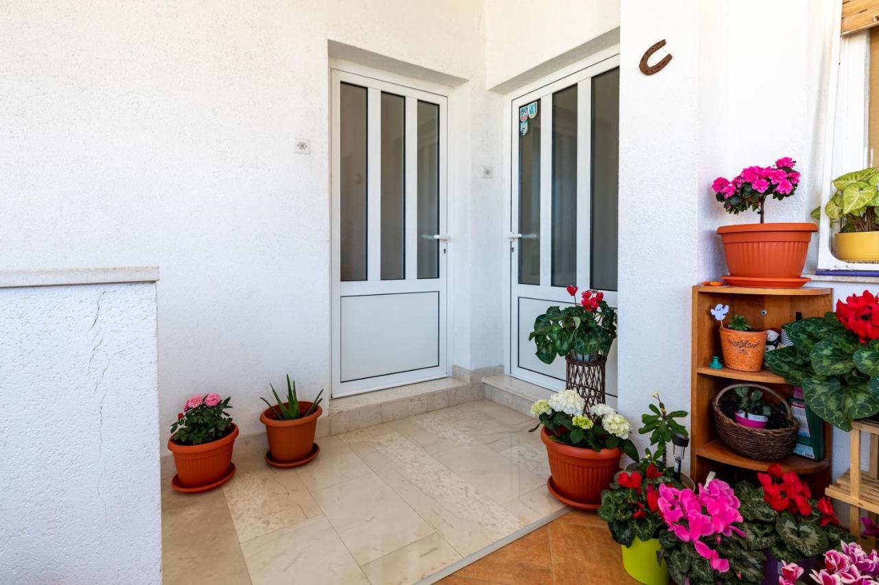 Cozy 1-Bedroom Apartment Near The Center Of Trogir Extérieur photo