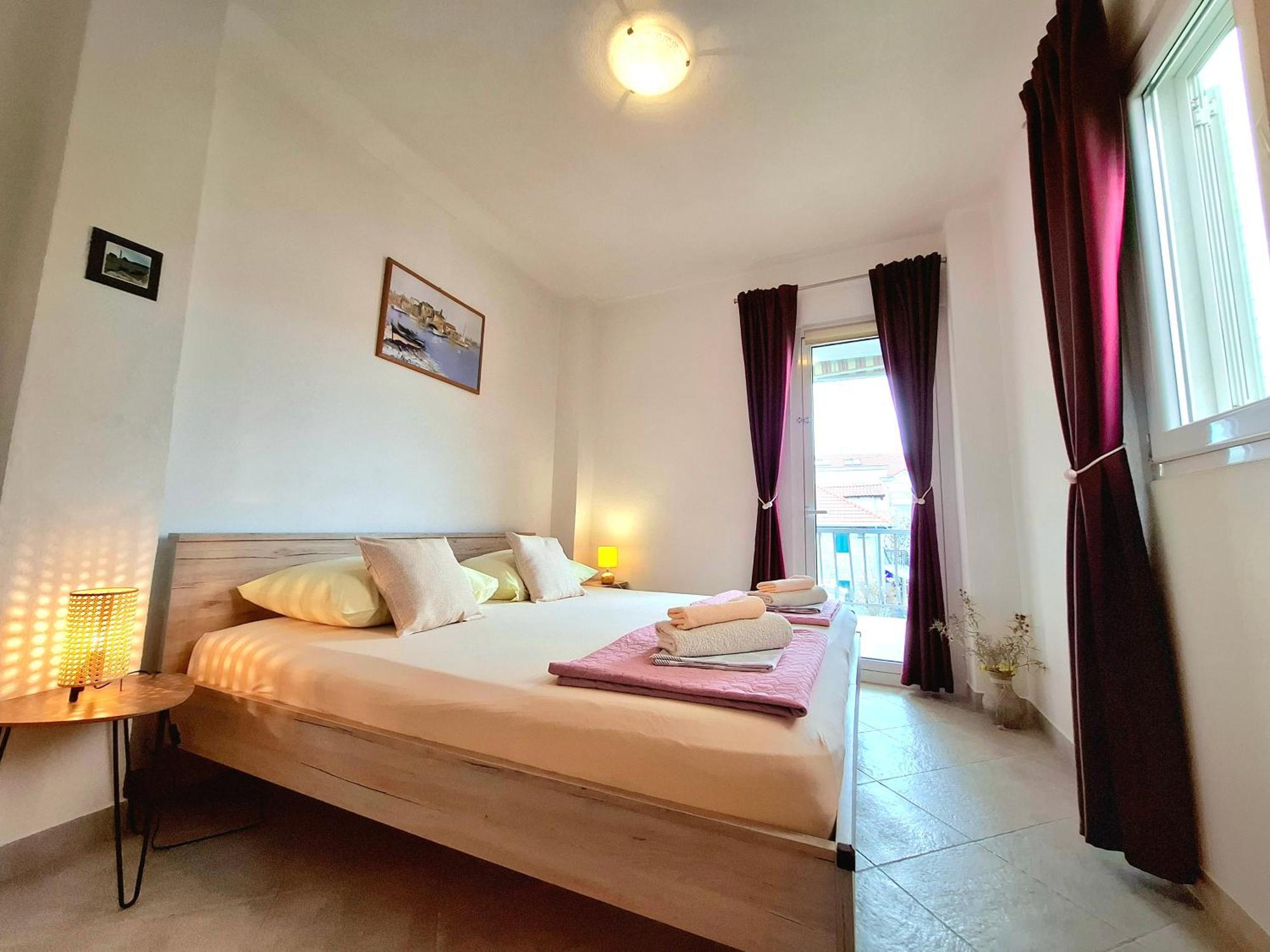 Cozy 1-Bedroom Apartment Near The Center Of Trogir Extérieur photo